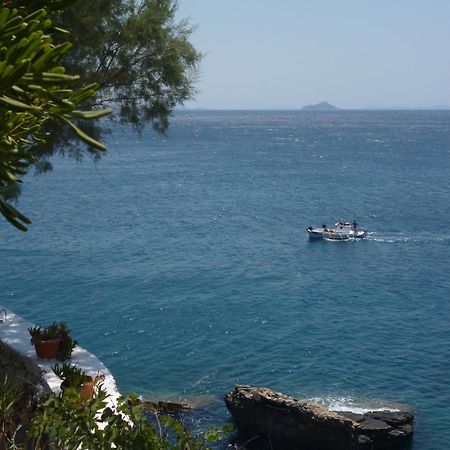 Agriolykos Pension Agios Kirykos  Exterior photo